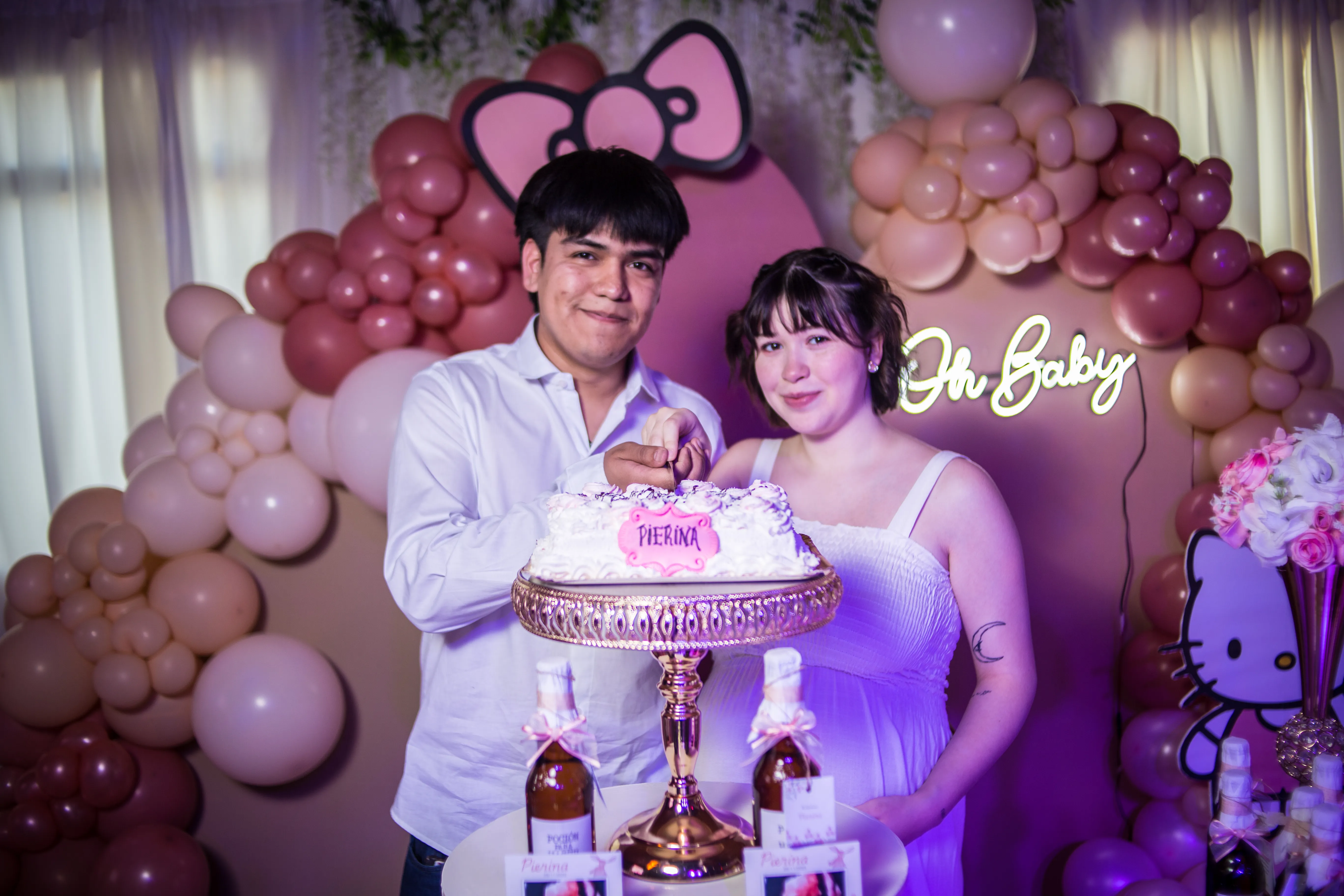 Pareja cortando la torta en la ambientación temática de un baby shower