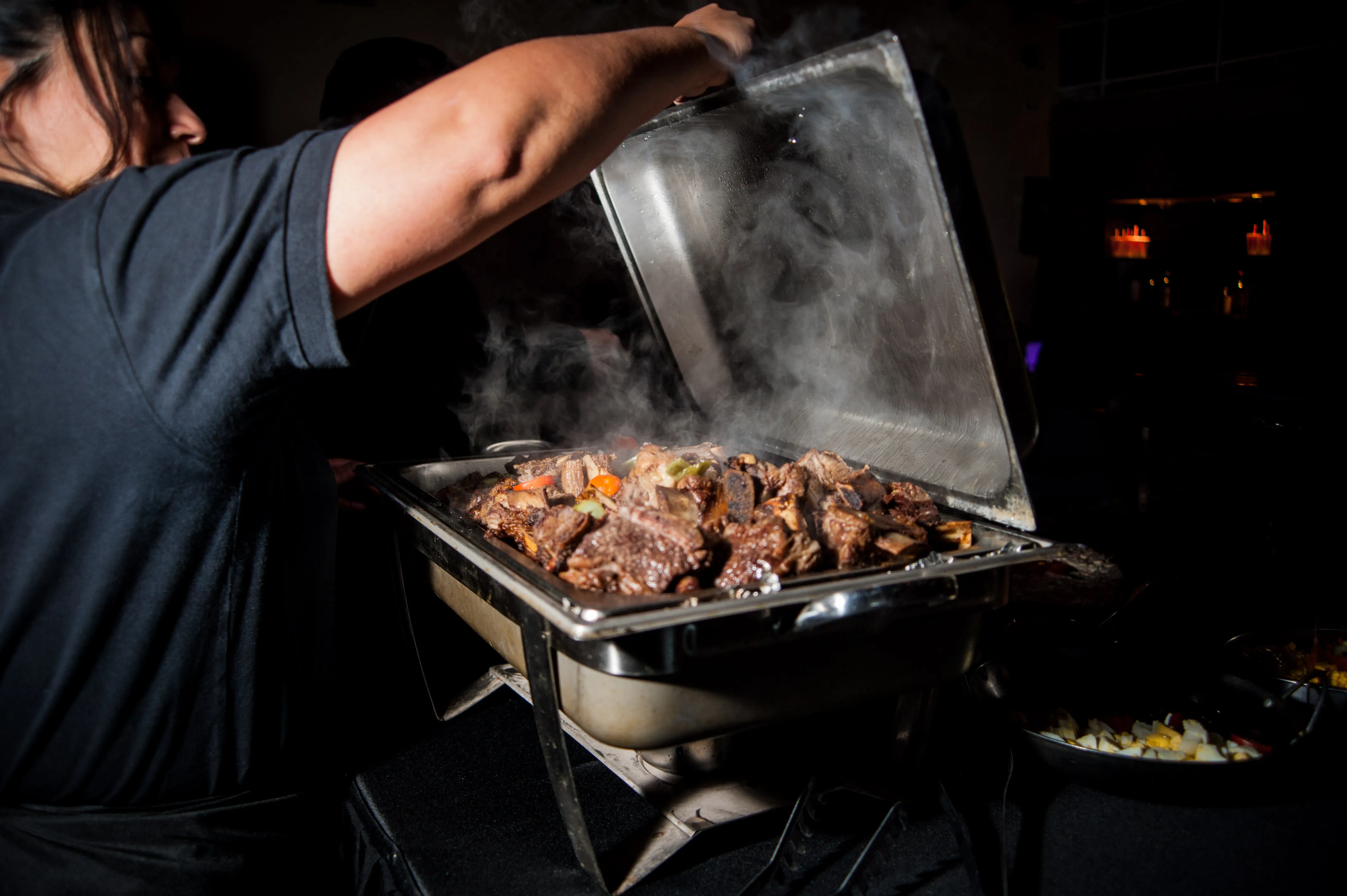 Bandeja de carne recién servida en el catering de un evento