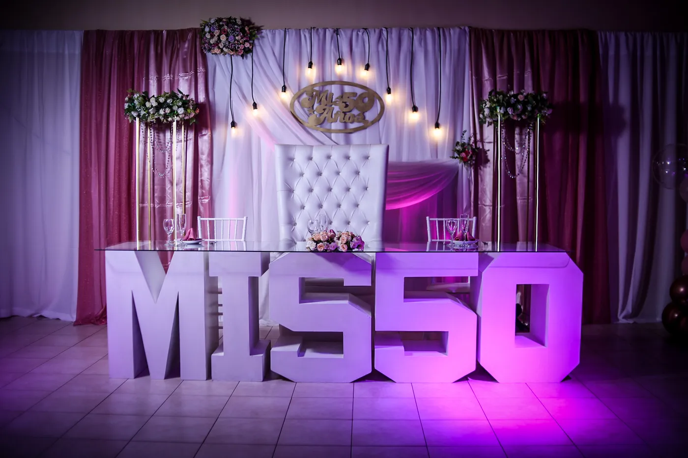 Mesa principal y mobiliario del salón La Mirada Eventos