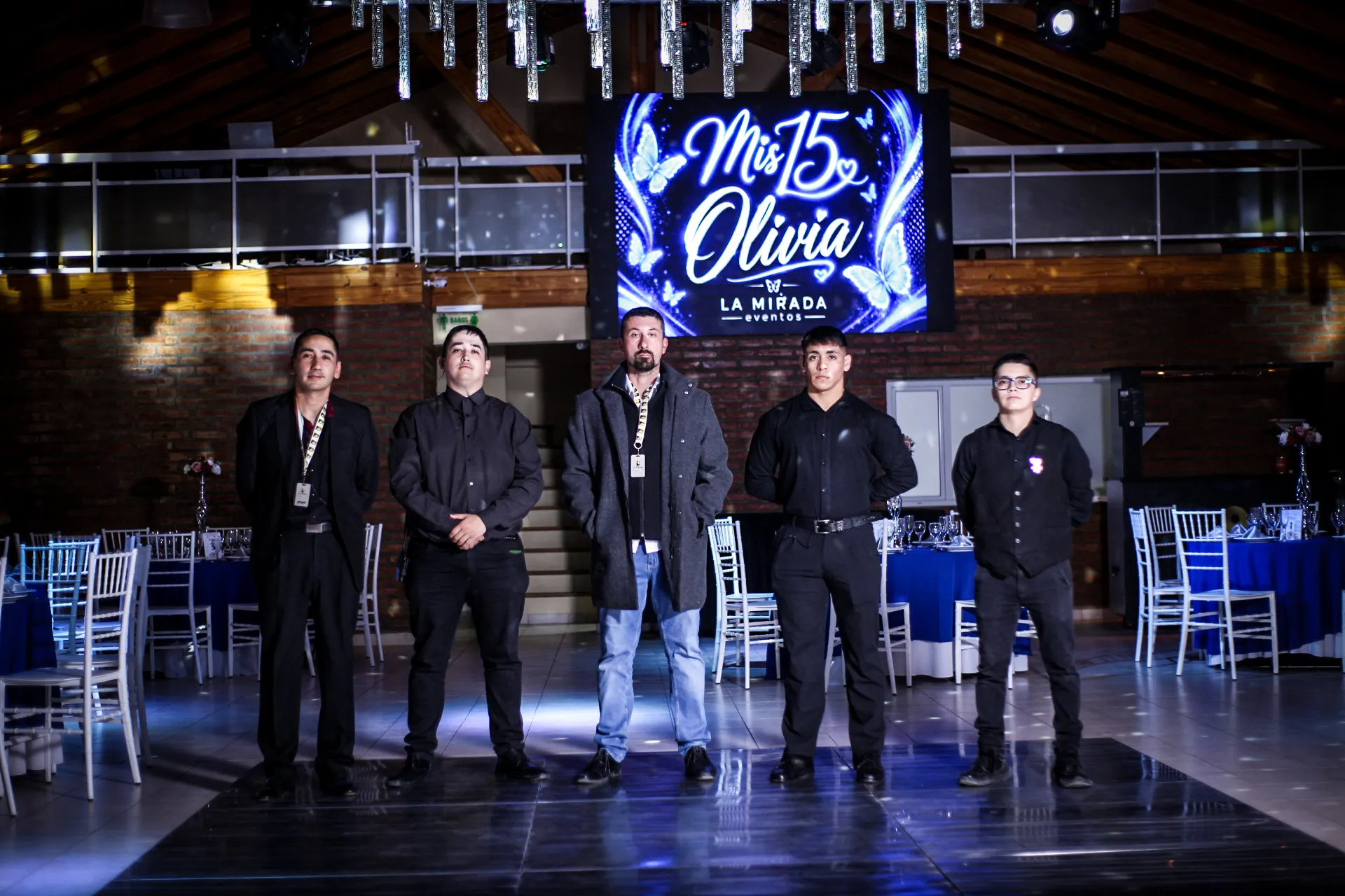 Jonatan Alvarado junto al equipo de la noche
