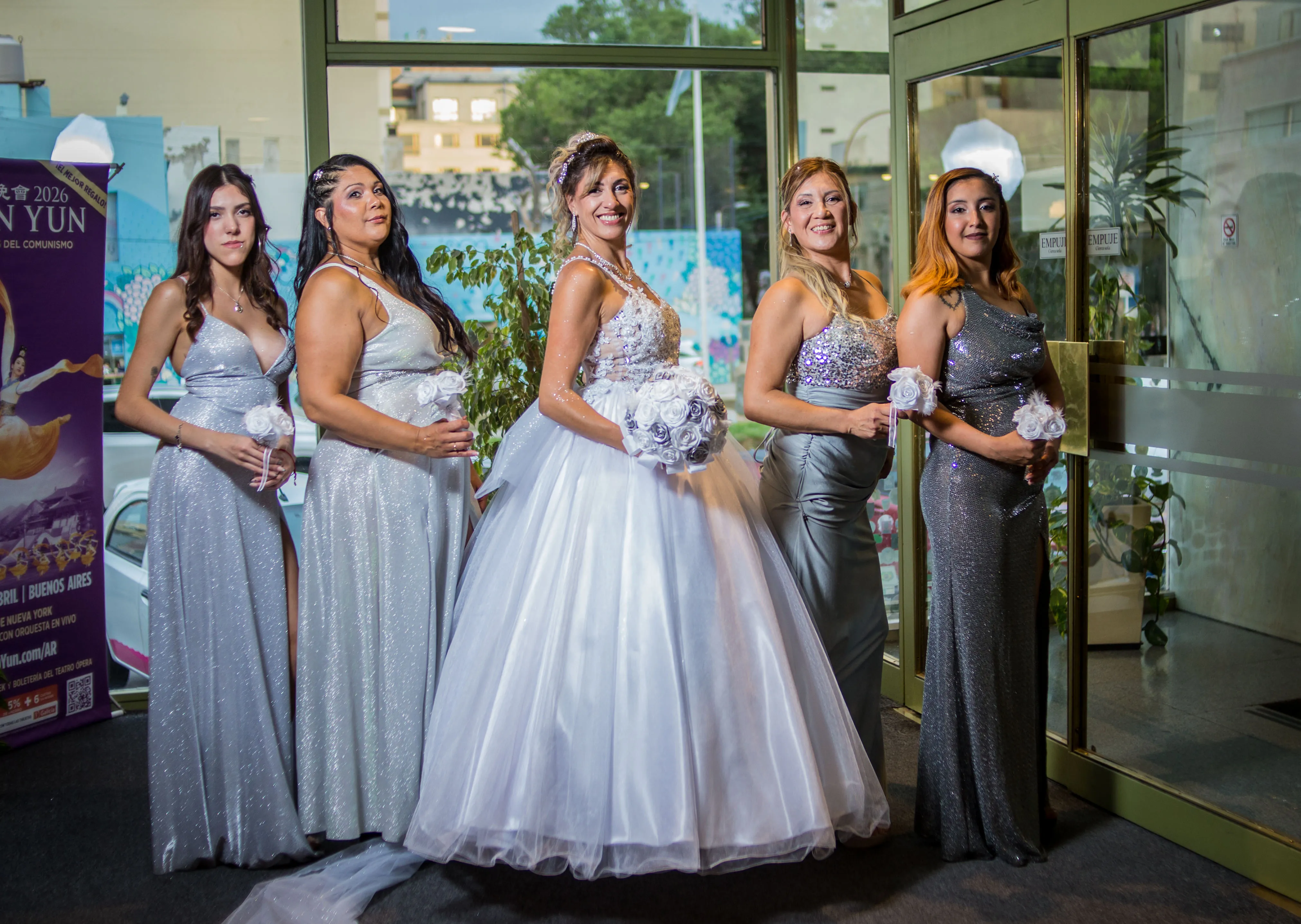 Novia junto a sus damas de honor antes de la ceremonia