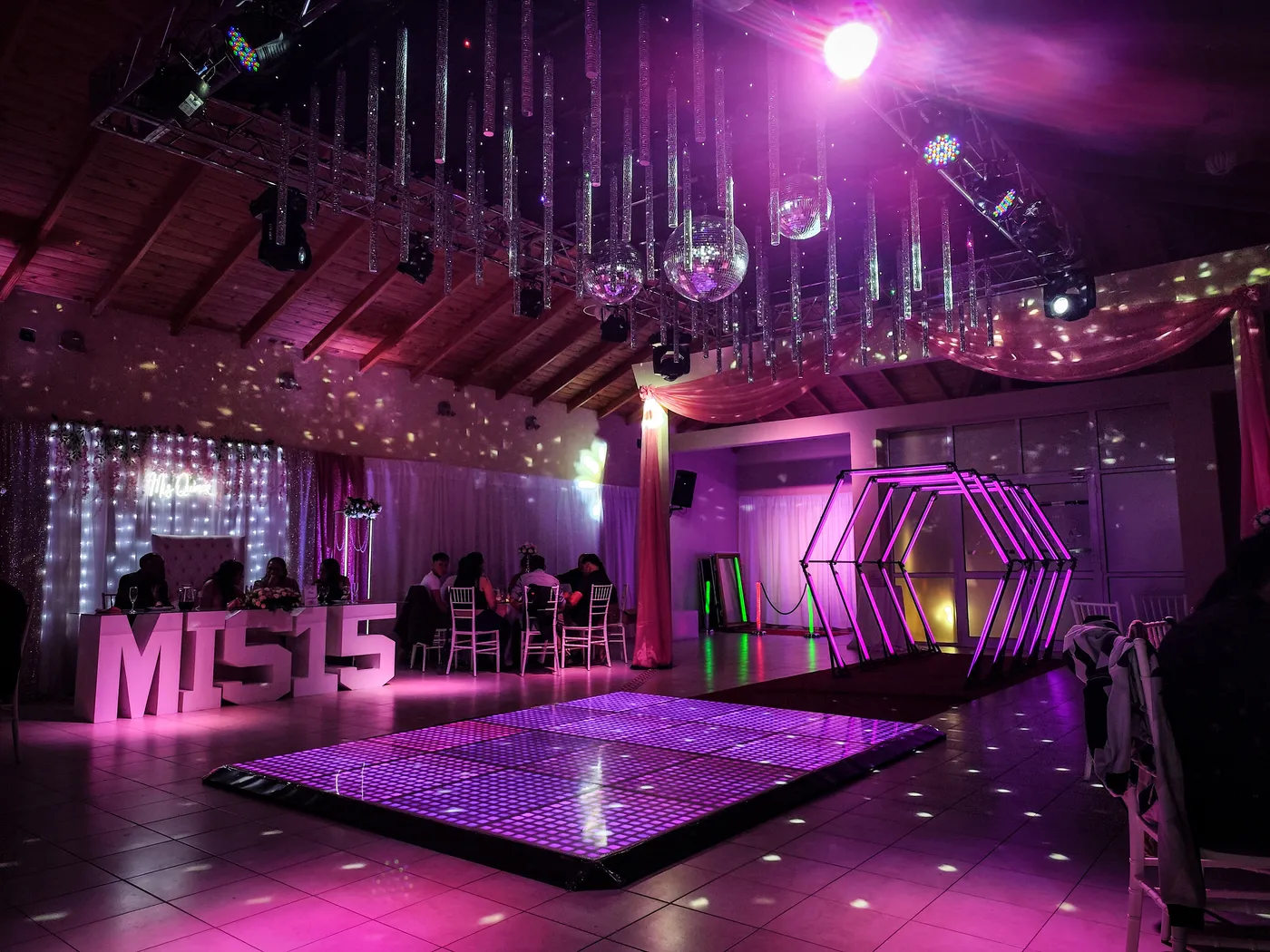 Vista amplia del salón La Mirada Eventos