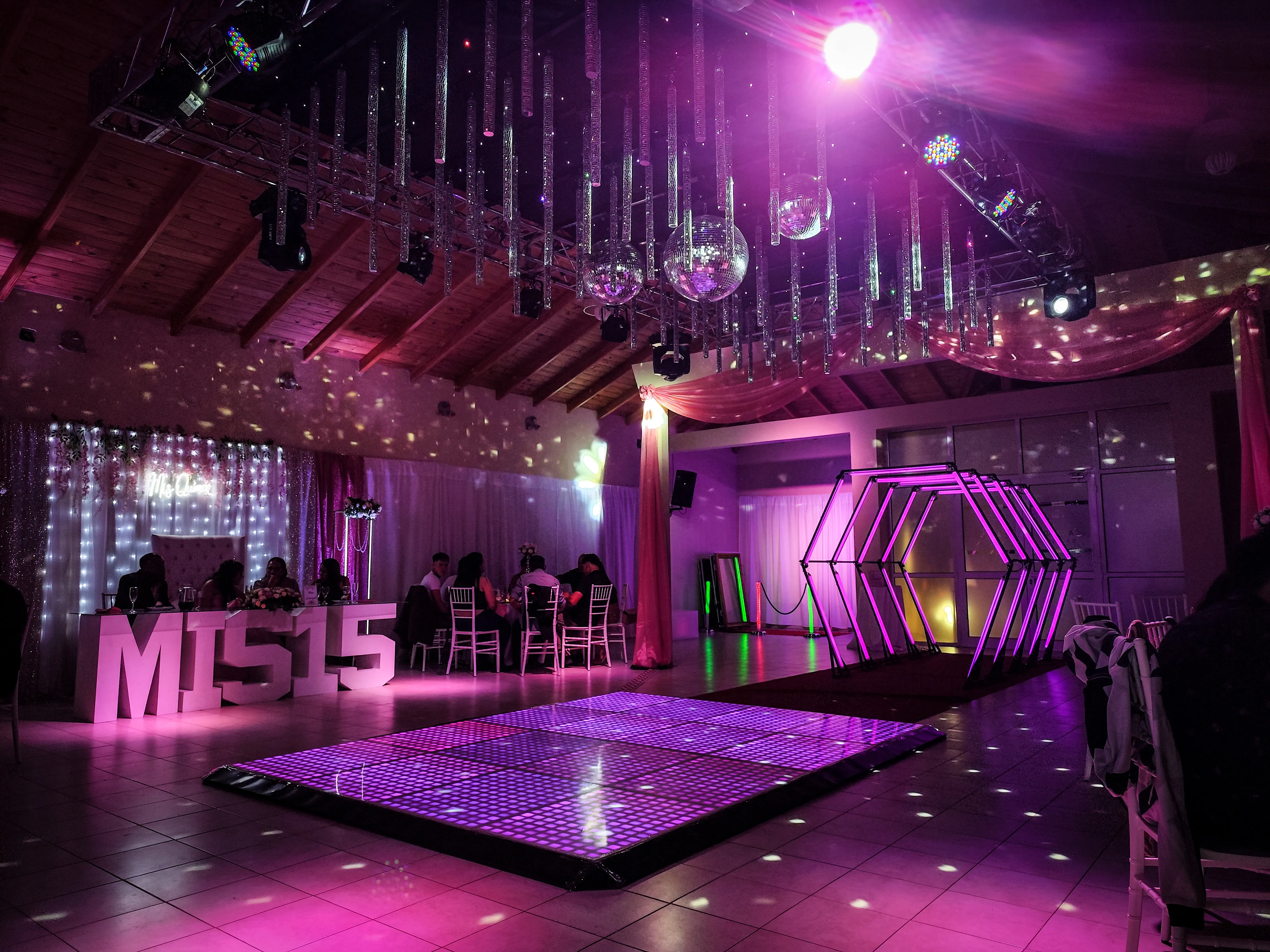Pista y ambientación del salón La Mirada Eventos lista para una fiesta de 15